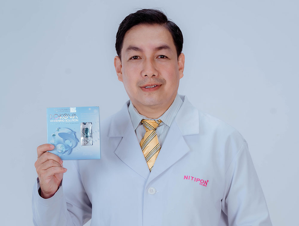 Bác sĩ: Nguyễn Quốc Huy (chuyên khoa da liễu) trên tay sản phẩm viên uống trắng da Dokova
