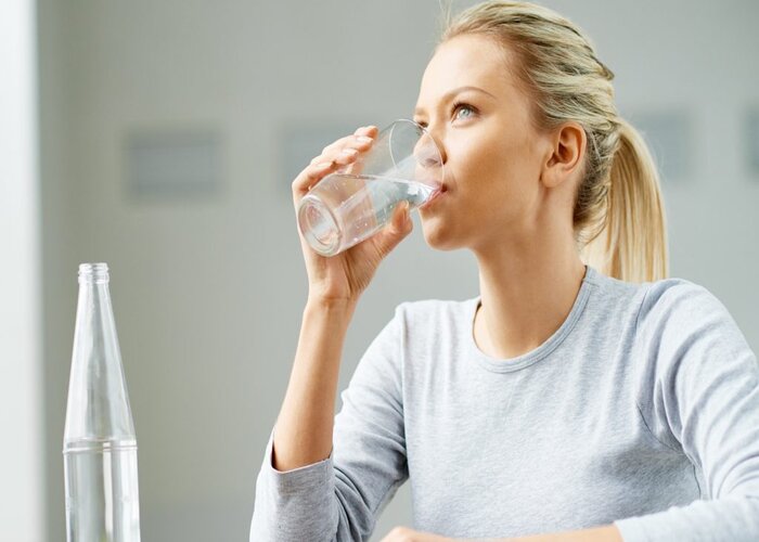 Uống đủ 2 lít nước mỗi ngày để cải thiện tình trạng mắt thâm quầng.