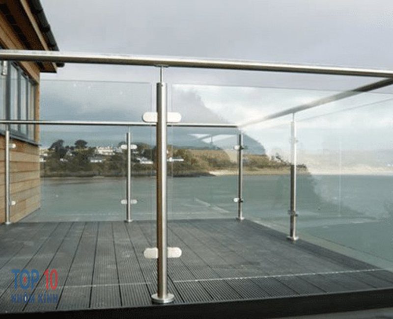 Lan can kính cường lực ban công