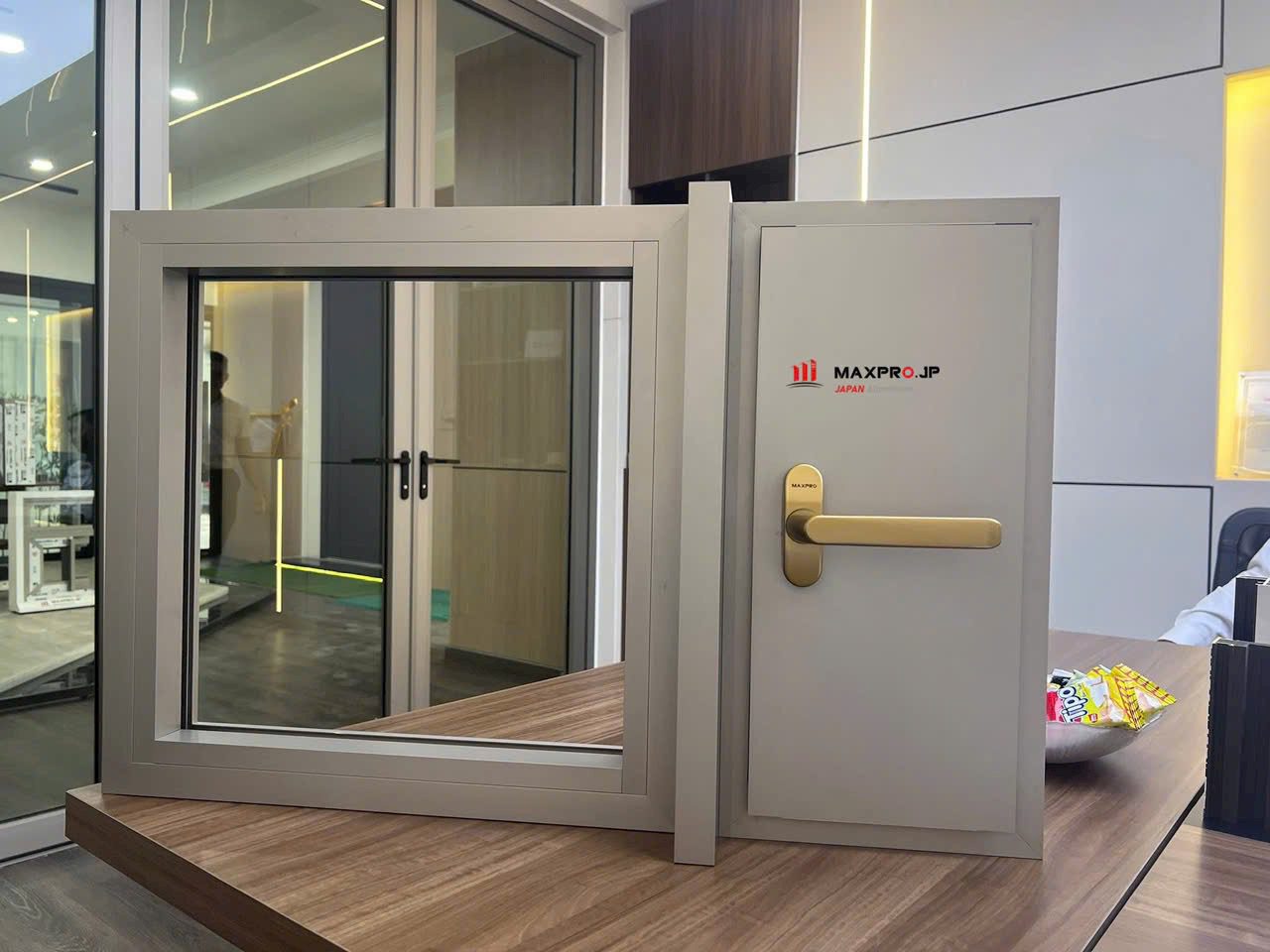 Cửa nhôm Maxpro mang lại vẻ đẹp tối giản nhưng không kém phần sang trọng cho không gian.