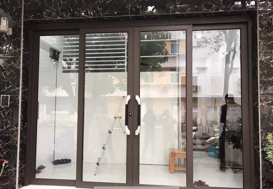 Hệ thống phụ kiện và ray trượt chuyên dụng là yếu tố quyết định độ bền của cửa nhôm trượt quay.