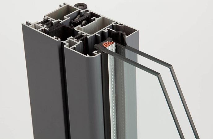 Mặt cắt thanh nhôm cầu cách nhiệt cho thấy rõ cấu trúc 3 lớp với dải Polyamide cốt lõi.