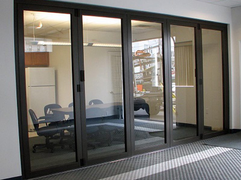 Cấu trúc đa khoang của cửa nhôm PMI giúp tăng cường độ cứng và khả năng cách âm.