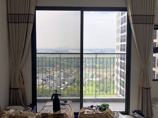 Dán cách nhiệt cửa kính chung cư giúp bảo vệ không gian sống mà vẫn giữ trọn vẹn tầm nhìn đắt giá.