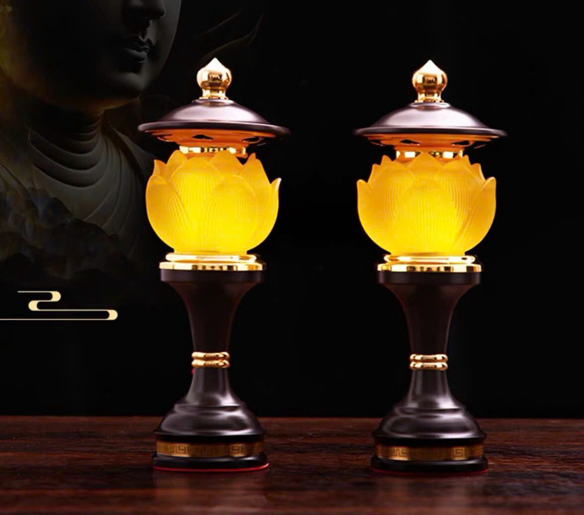 Đèn thờ hoa sen mang vẻ đẹp của sự thanh tịnh và giác ngộ.