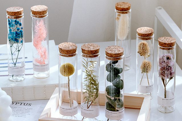 Lọ thủy tinh là vật phẩm trang trí linh hoạt, phù hợp với nhiều phong cách nội thất.