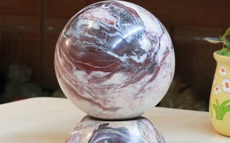 Đặt quả cầu phong thủy đúng vị trí sẽ giúp kích hoạt năng lượng tích cực.