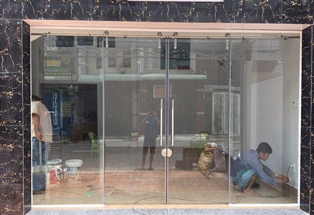 Dịch vụ sửa cửa kính chuyên nghiệp sẽ khắc phục nhanh chóng các sự cố, đảm bảo an toàn.