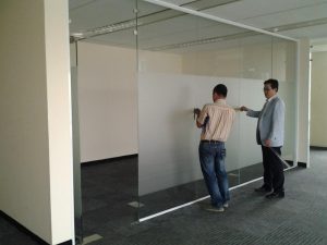 Sửa Cửa Kính Chuyên Nghiệp: Hướng Dẫn Và Bảng Giá Dịch Vụ 2025