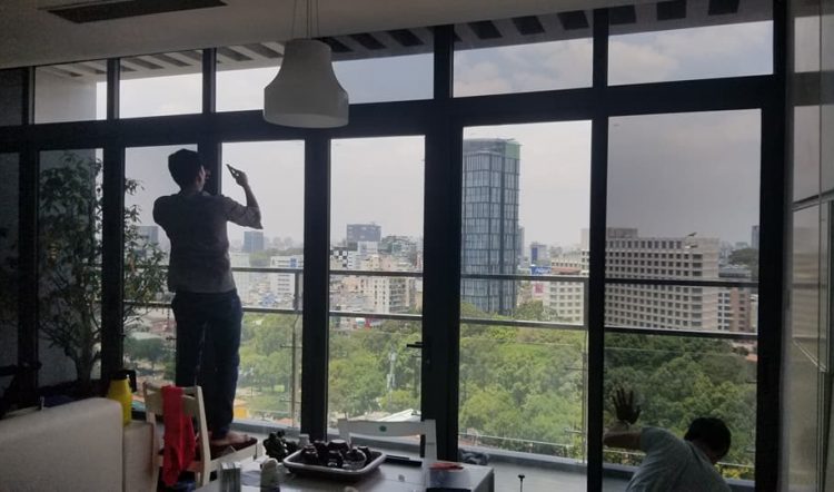 Thi công chuyên nghiệp là yếu tố đảm bảo hiệu quả của việc dán cách nhiệt cửa kính chung cư.