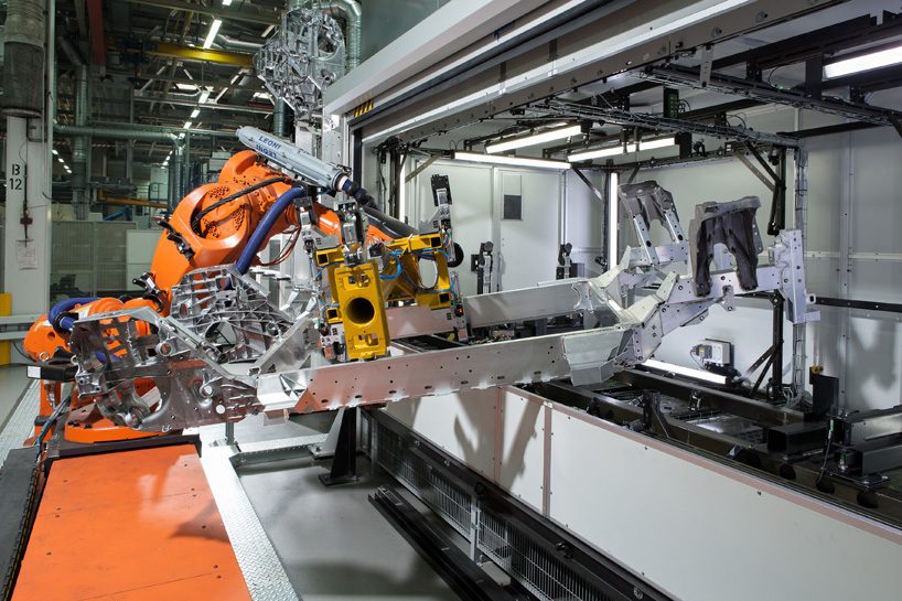 Dây chuyền sản xuất tự động hóa là tiêu chuẩn bắt buộc của các đơn vị trong top 10 nhà máy lắp đặt nhôm kính chuyên nghiệp.