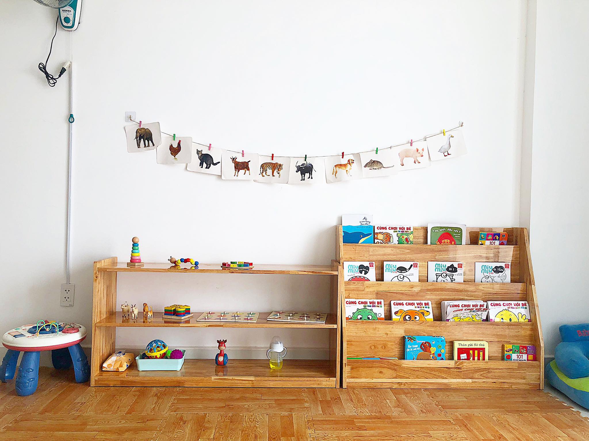 Tủ sách xinh xinh được thiết kế với sự tinh tế, chú trọng đến tính thẩm mỹ