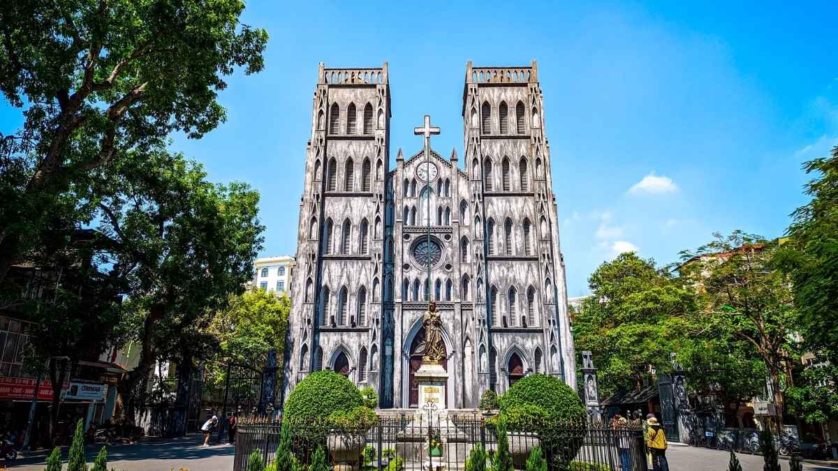 Vẻ đẹp kiến trúc Gothic cổ kính và uy nghiêm của Nhà thờ Lớn Hà Nội.